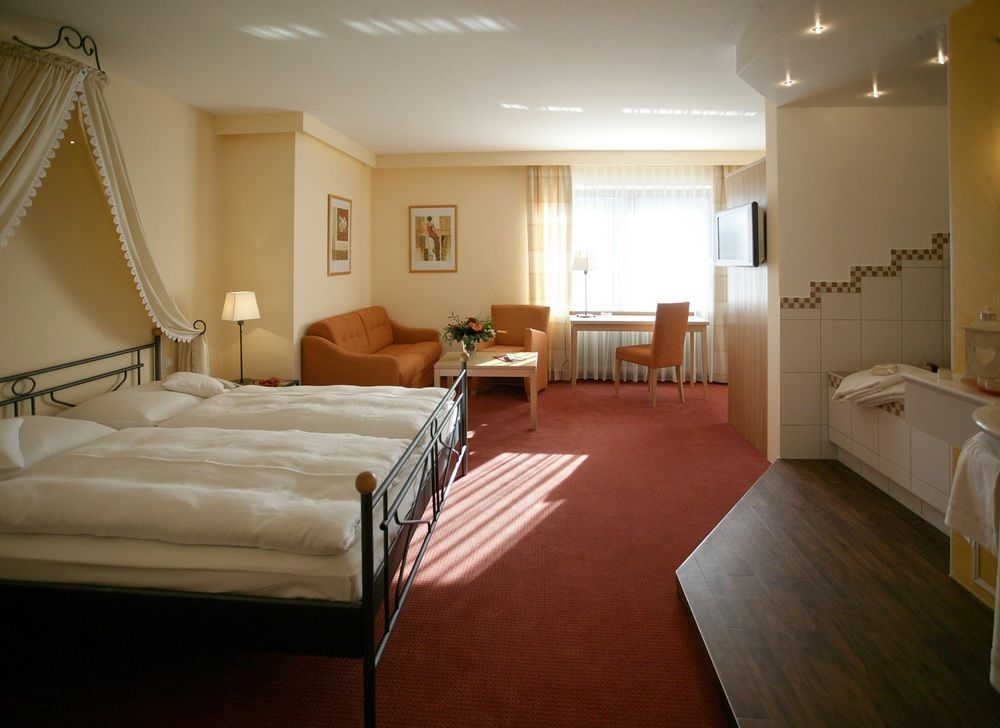 Landhotel Sonne Neuendettelsau ภายนอก รูปภาพ